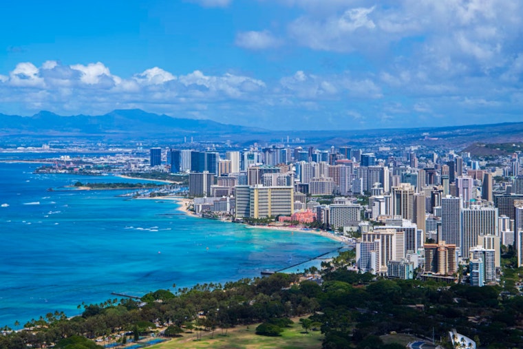 Steady Summer Weather Ahead for Honolulu with Moderate Trade Winds and Local Showers