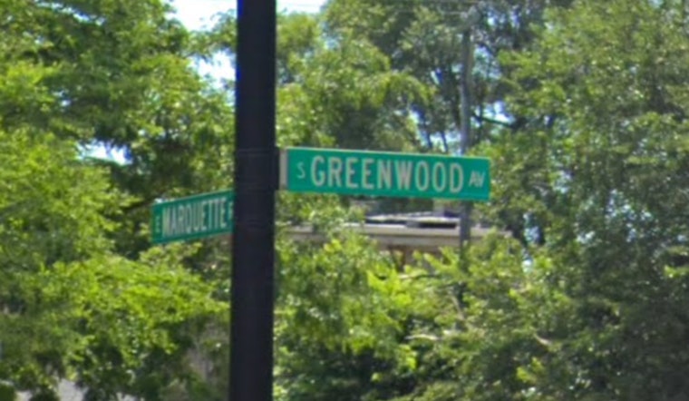Two Men Injured in Stabbing Incident on Chicago's South Side, Police Investigation Underway