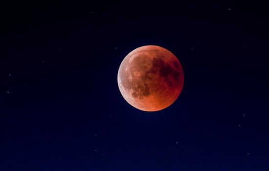 Arizona Sky Gazers Anticipate Stunning Supermoon and Partial Lunar Eclipse Show