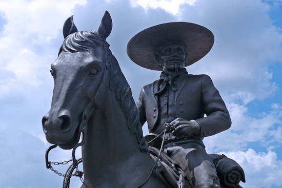 Fort Worth Honors Mexican Cowboy Heritage with 'Vaquero de Fort Worth' Statue at City's Cultural Crossroads