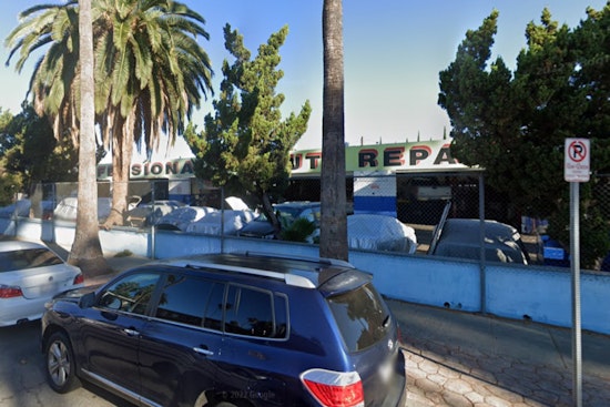 Los Angeles Firefighters Tackle Major Blaze at Canoga Park Auto Body Shop, No Injuries Reported