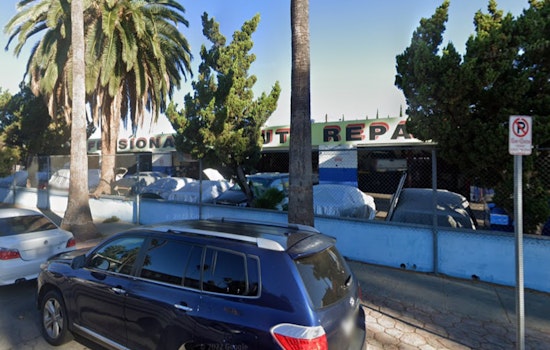 Los Angeles Firefighters Tackle Major Blaze at Canoga Park Auto Body Shop, No Injuries Reported