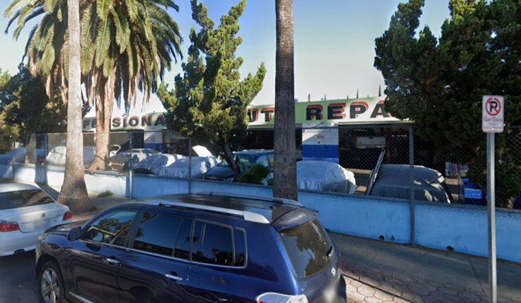 Los Angeles Firefighters Tackle Major Blaze at Canoga Park Auto Body Shop, No Injuries Reported