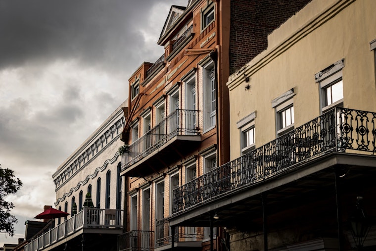 New Orleans Anticipates a Warm and Windy Start, with Rainfall Likely as Week Progresses