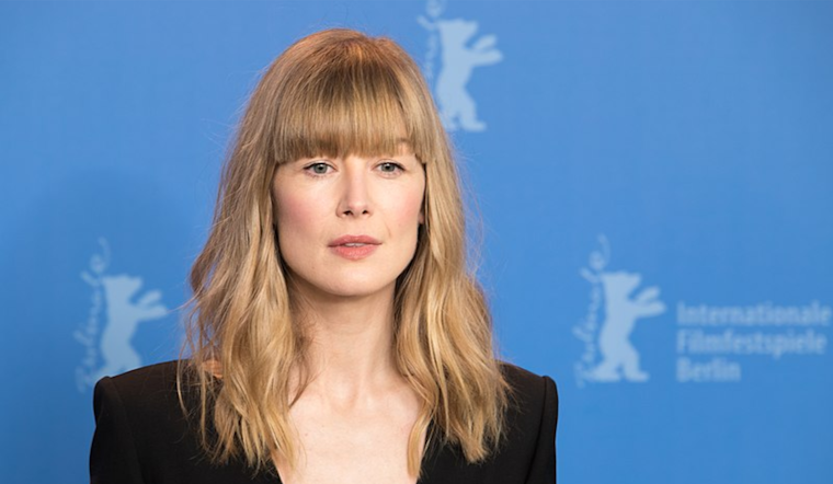 Rosamund Pike to Star in Netflix's Silicon Valley Thriller "Thumblite," Scott Z. Burns at the Helm