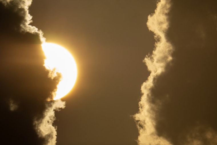 Tampa Braces for Mix of Sun and Thunderstorms with Sweltering Highs Near 91 Degrees