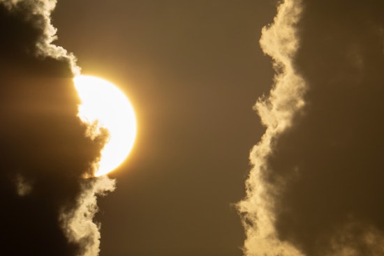 Tampa Braces for Mix of Sun and Thunderstorms with Sweltering Highs Near 91 Degrees