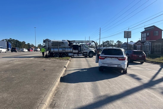 18-Wheeler Lodged in Ditch Causes Traffic Delays on I-45 in North Harris County