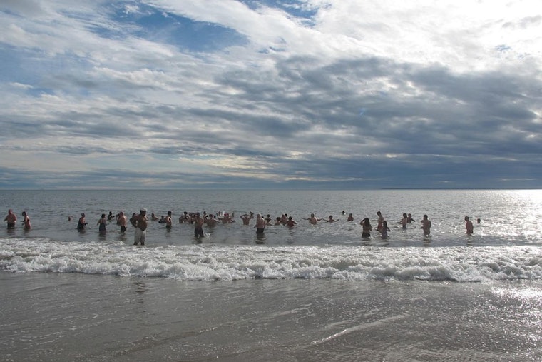4,000 Enthusiasts Plunge into New Year with Coney Island's Frosty Tradition