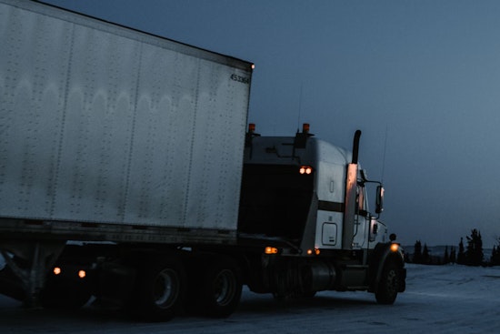 Bipartisan LICENSE Act Spearheaded by Senators Kelly and Lummis Aims to Bolster Trucking Workforce
