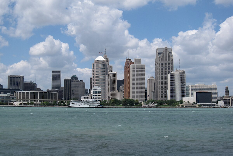Detroit Gears Up for Wintry Week with Snow Showers and Brisk Winds