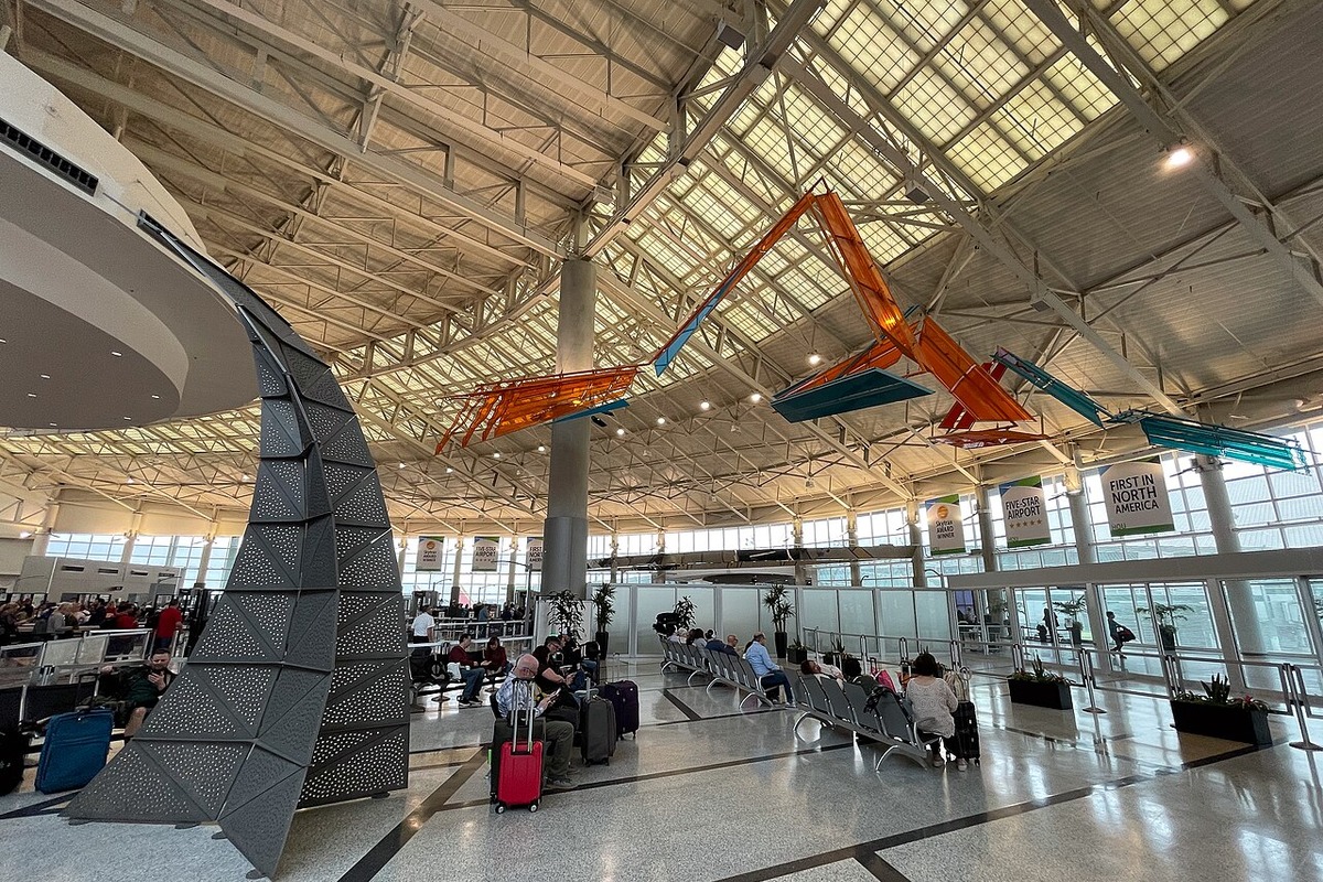 Houston Airports to Shut Down as Severe Winter Storm Approaches, Mayor