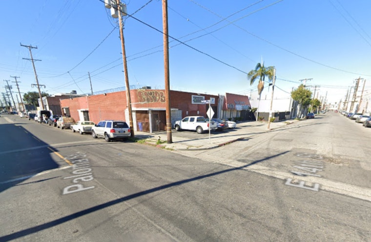 Los Angeles Firefighters Rapidly Extinguish Commercial Building Blaze in Downtown Area