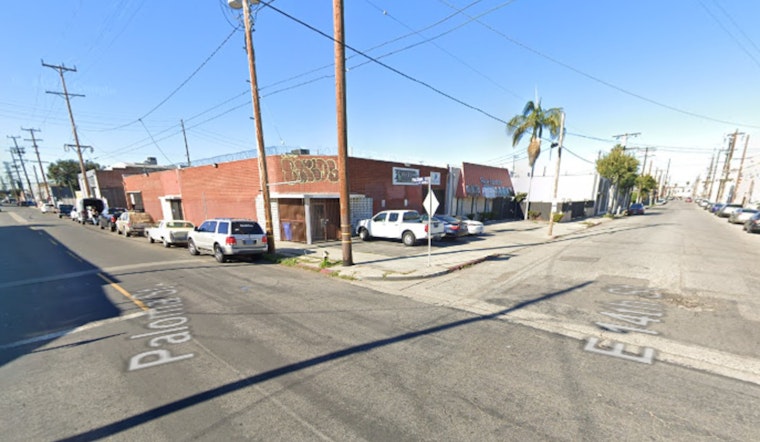 Los Angeles Firefighters Rapidly Extinguish Commercial Building Blaze in Downtown Area
