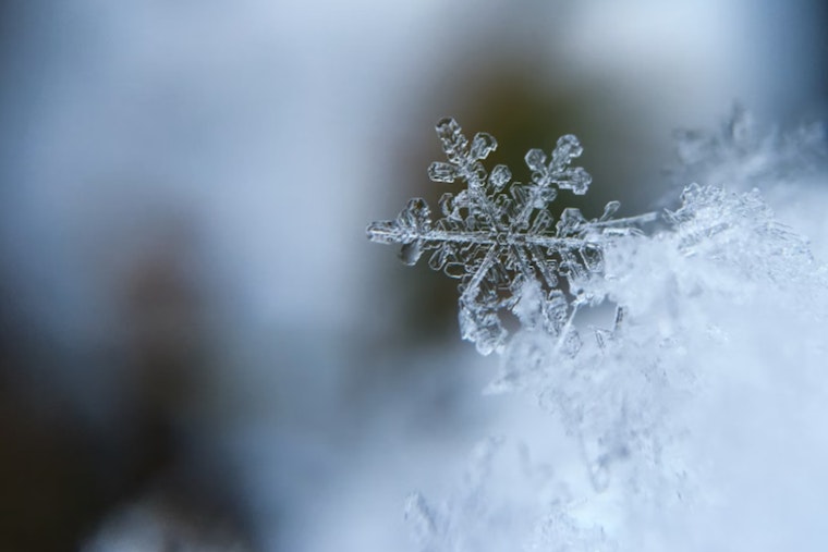 Milwaukee Braces for Snow, Freezing Drizzle, and Gusty Winds, Frigid Evening Ahead