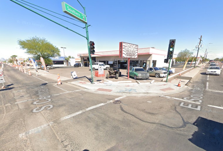 Phoenix Police Officer Hospitalized with Knee Injury After Altercation with Shoplifting Suspect