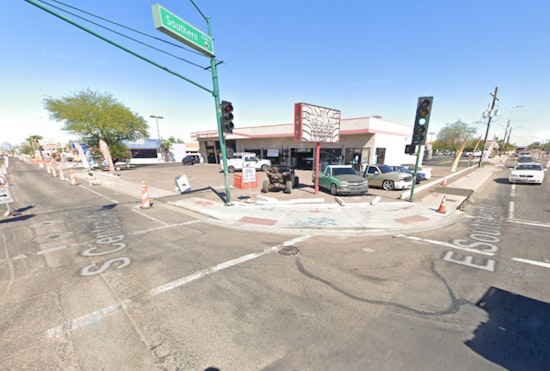 Phoenix Police Officer Hospitalized with Knee Injury After Altercation with Shoplifting Suspect