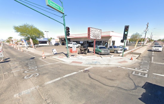 Phoenix Police Officer Hospitalized with Knee Injury After Altercation with Shoplifting Suspect