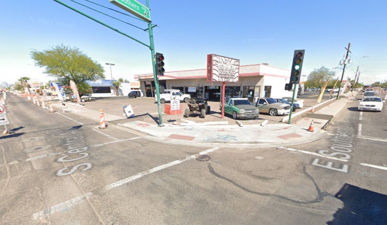 Phoenix Police Officer Hospitalized with Knee Injury After Altercation with Shoplifting Suspect