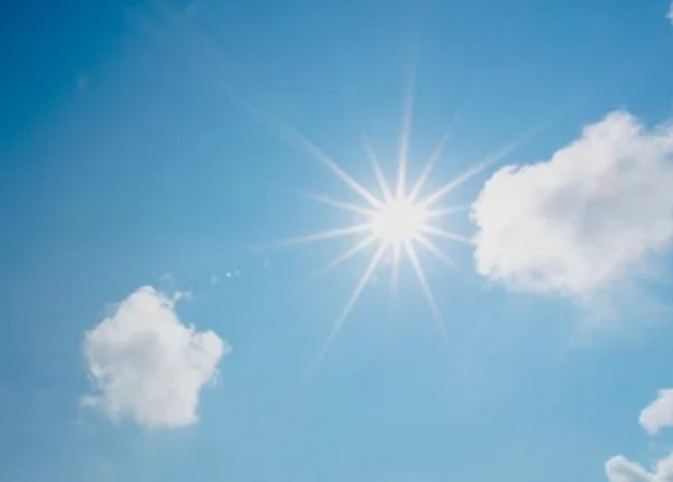 Sunny Skies in Los Angeles Amidst Air Quality Alert Warning for Particulate Pollution