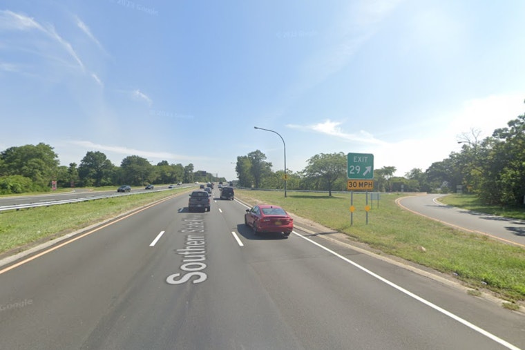 Two Fatalities and Multiple Injuries in Late-Night Southern State Parkway Crash Near North Massapequa
