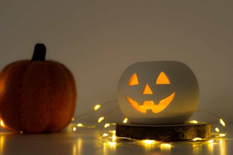Chicago Neighborhoods Forge Safe Spaces for Halloween Amid ICE Operations