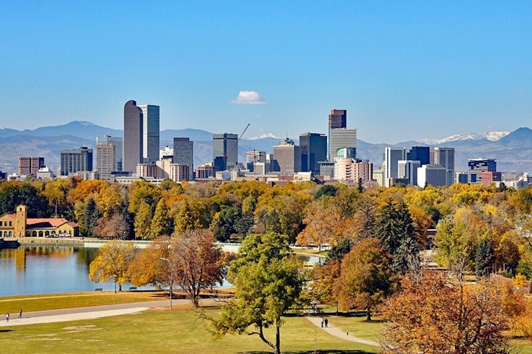 Denver Welcomes Mild Autumn Weather, NWS Forecasts Tranquil Conditions with Slight Chance of Weekend Showers