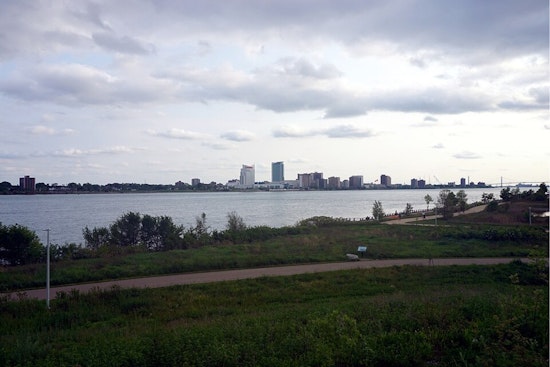 Detroit's Week Ahead: Sunny Spots and Showers with Fluctuating Temps, Says National Weather Service