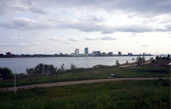 Detroit's Week Ahead: Sunny Spots and Showers with Fluctuating Temps, Says National Weather Service