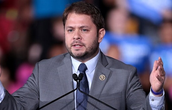 Gallego and Luján Fight Trump's Grip on SNAP Funds, New Bill Demands Release of Vital Aid for Starving Arizonans