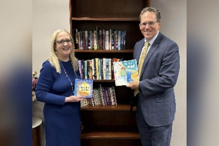 Hamilton County Judicial Center Introduces Little Free Courthouse Library for Visitors