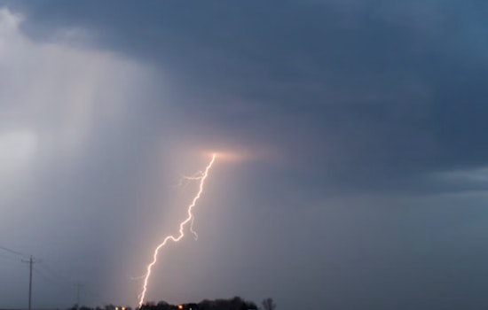 Honolulu's NWS Predicts Thunderstorms and Light Winds Over Oahu and Kauai, Coastal Flood Statement Issued
