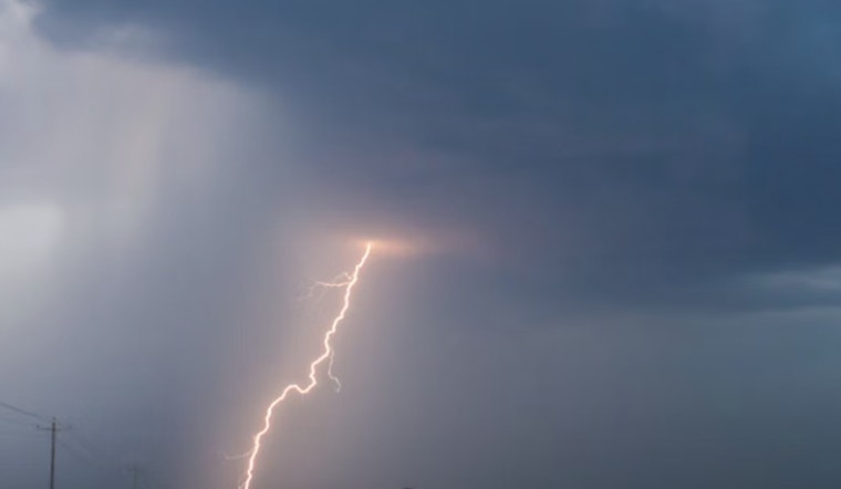 Honolulu's NWS Predicts Thunderstorms and Light Winds Over Oahu and Kauai, Coastal Flood Statement Issued
