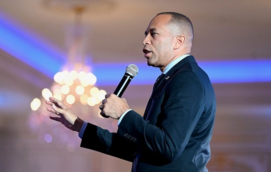 House Minority Leader Hakeem Jeffries Visits Illinois, Advocates for Redistricting Amid Political Tensions in Chicago and Springfield