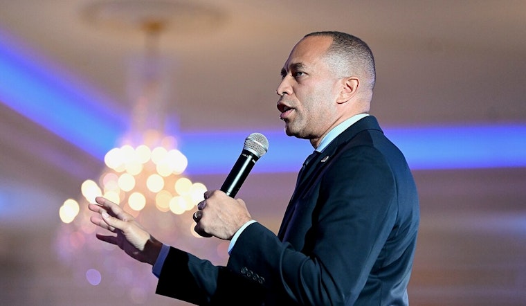 House Minority Leader Hakeem Jeffries Visits Illinois, Advocates for Redistricting Amid Political Tensions in Chicago and Springfield