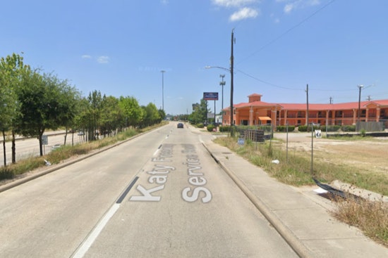 Houston Police Investigate Unidentified Man's Fatal Stabbing at Vacant Katy Freeway Lot