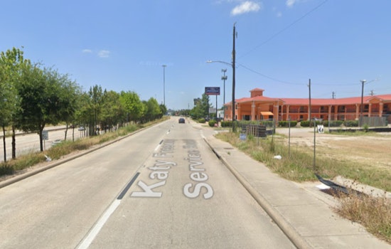 Houston Police Investigate Unidentified Man's Fatal Stabbing at Vacant Katy Freeway Lot