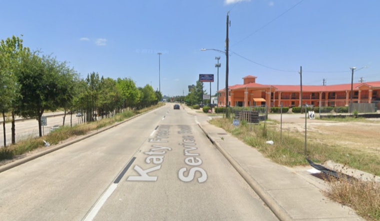Houston Police Investigate Unidentified Man's Fatal Stabbing at Vacant Katy Freeway Lot