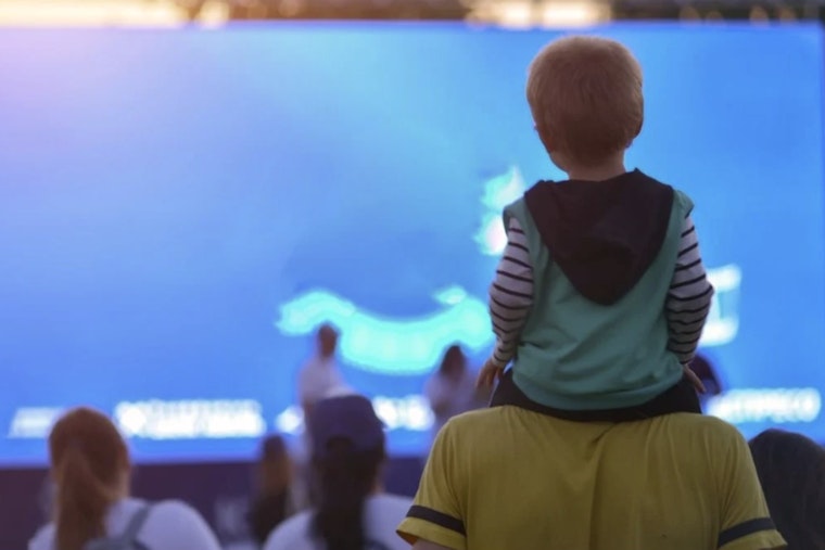 Scottsdale Airport Transforms Runway into Outdoor Cinema for Annual "Home Alone" Movie Night