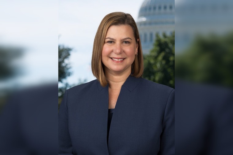 Senators Led by Elissa Slotkin Demand Answers from Envoy Steve Witkoff on Unresolved Crypto Asset Divestment Tied to Trump Organization