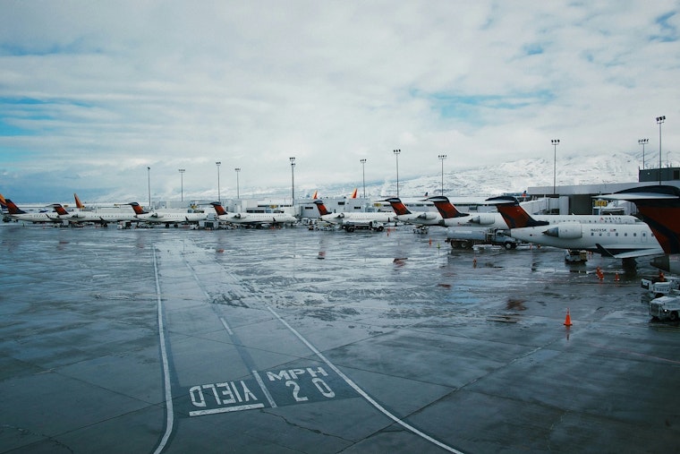 US Airport Chaos Spreads from New York to Los Angeles Amid Shutdown Strain, 6,000 Flights Delayed