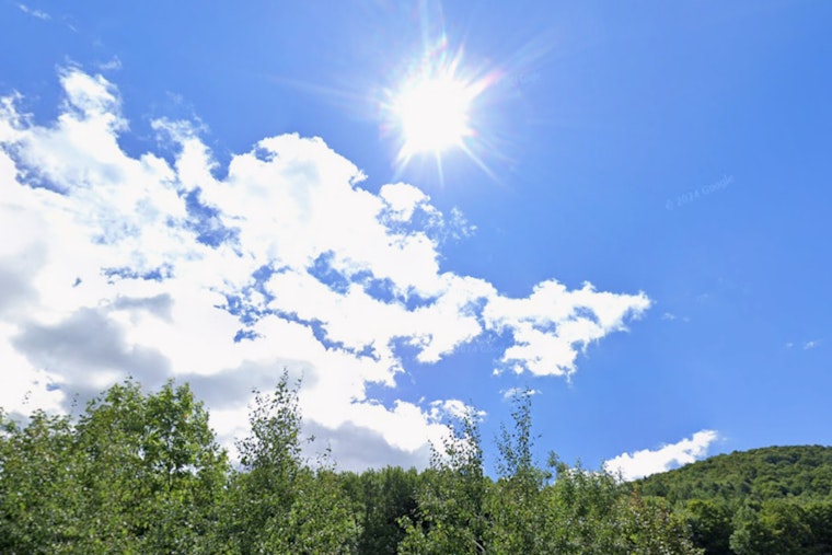 Consistent Sunny Days and Chilly Nights Expected in NYC with Weekend Showers on the Horizon