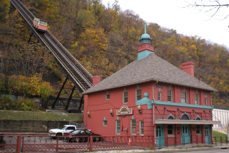 Daring Rescue Unfolds as Nearly 30 Passengers Trapped on Pittsburgh’s Monongahela Incline