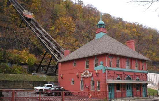 Daring Rescue Unfolds as Nearly 30 Passengers Trapped on Pittsburgh’s Monongahela Incline