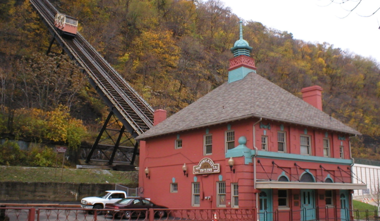 Daring Rescue Unfolds as Nearly 30 Passengers Trapped on Pittsburgh’s Monongahela Incline