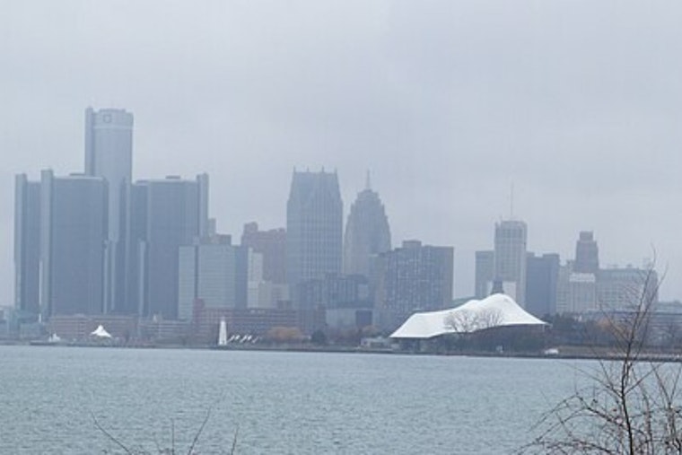 Detroit Faces Gusty Winds, Snow Showers, and Travel Woes in Pre-Thanksgiving Weather Turmoil