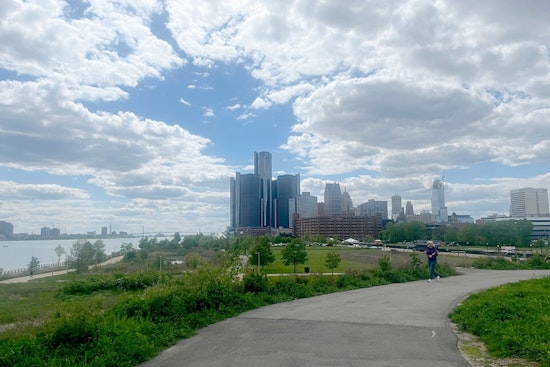 Detroit's Week Ahead: A Dance with Sun and Showers, Brisk Winds and Mixed Skies