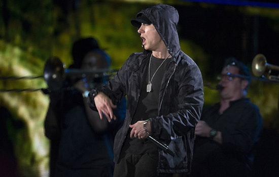 Eminem and Jack White Electrify Detroit with Surprise Halftime Performance at Lions-Packers Thanksgiving Game