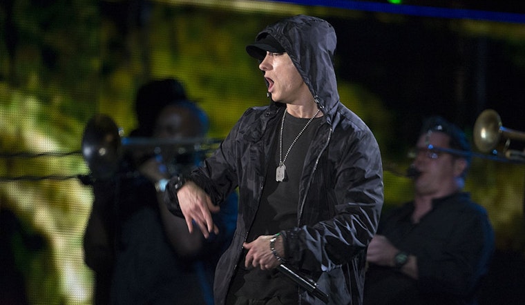 Eminem and Jack White Electrify Detroit with Surprise Halftime Performance at Lions-Packers Thanksgiving Game