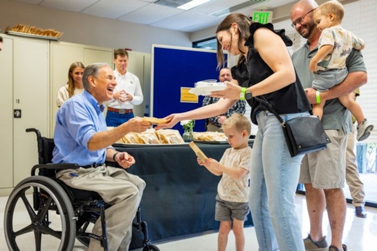 Governor Greg Abbott Honors Reconstruction Volunteers at Kerrville's Dietert Center